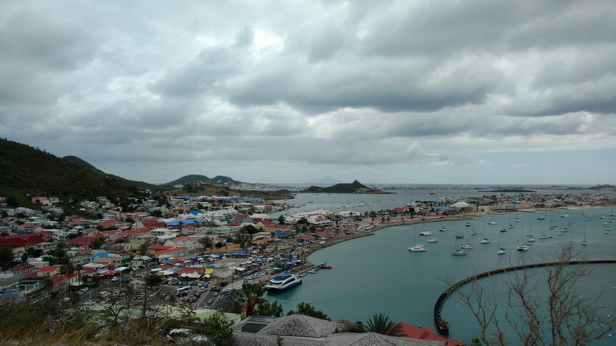 08. St Martin, Marigot, tout au fond derrière le lagon Philipsburg