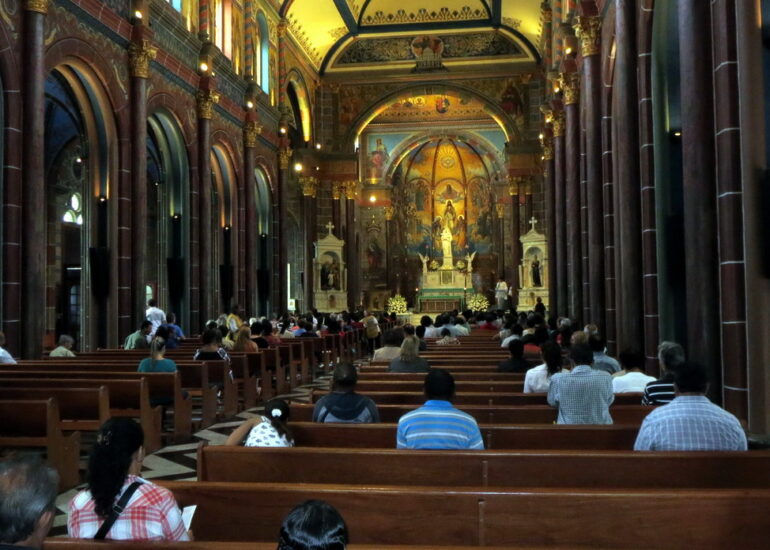 09. BH, l'église Sao José se remplit