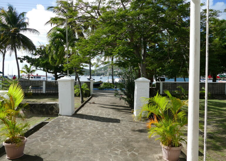 10. Bequia, Port Elisabeth, le parvis de l'église