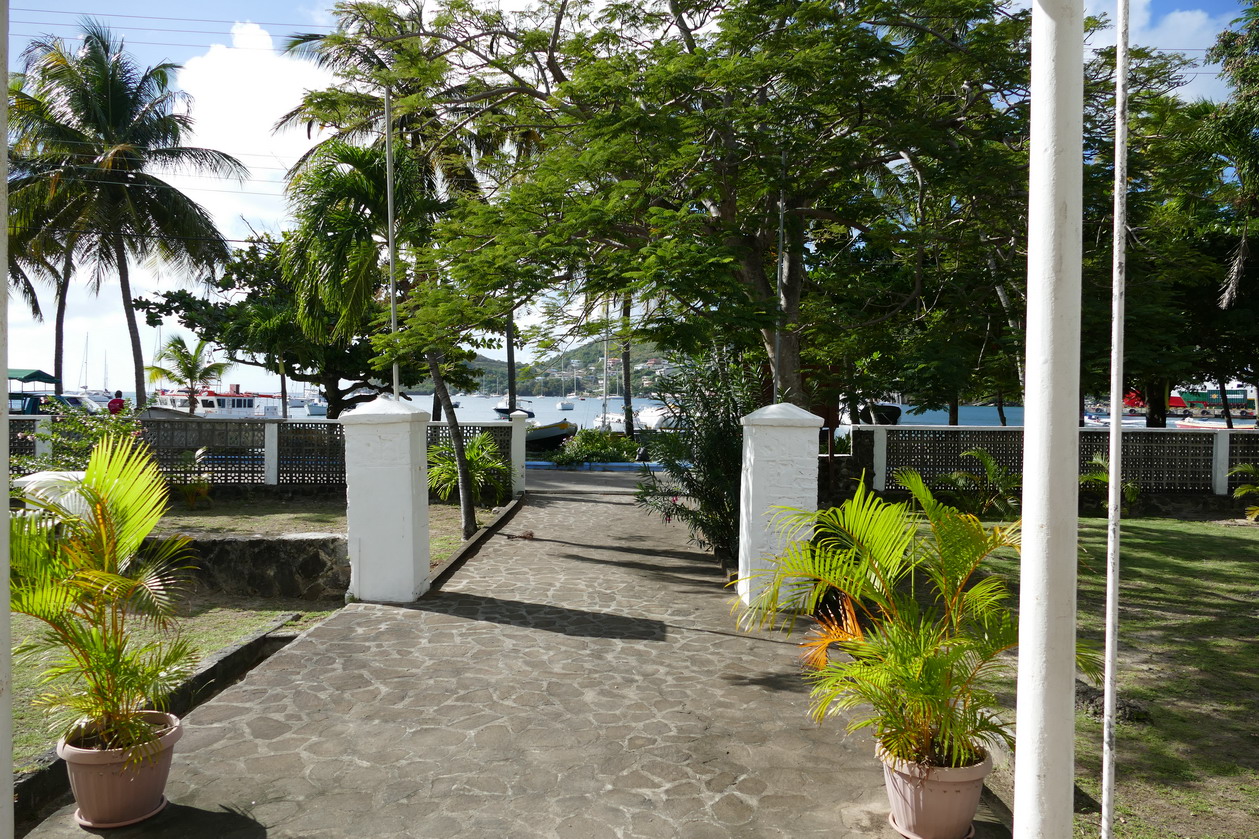 10. Bequia, Port Elisabeth, le parvis de l'église