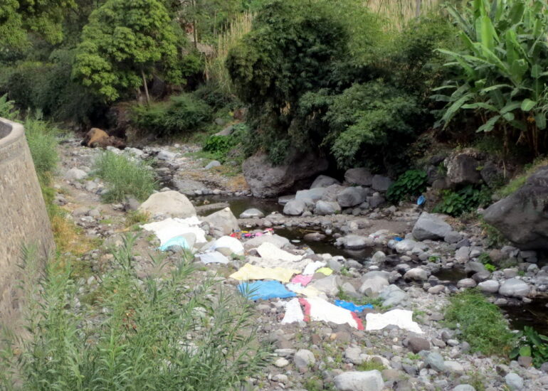 10. La rivière est barrée et le linge est lavé et séché