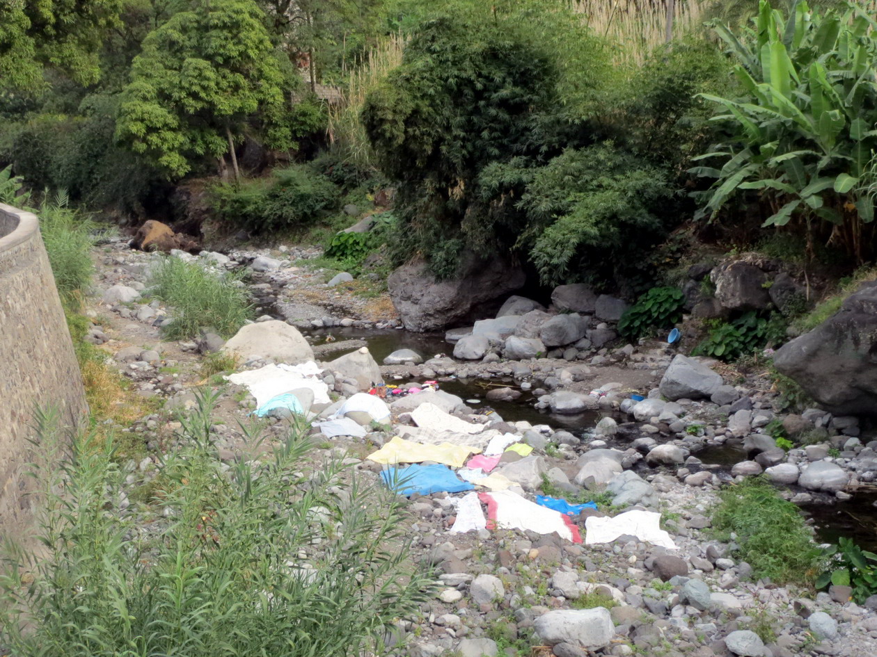 10. La rivière est barrée et le linge est lavé et séché