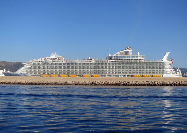 10. Palma, une autre cathédrale ; le Harmony of the Seas, 362 m, 8690 personnes à bord