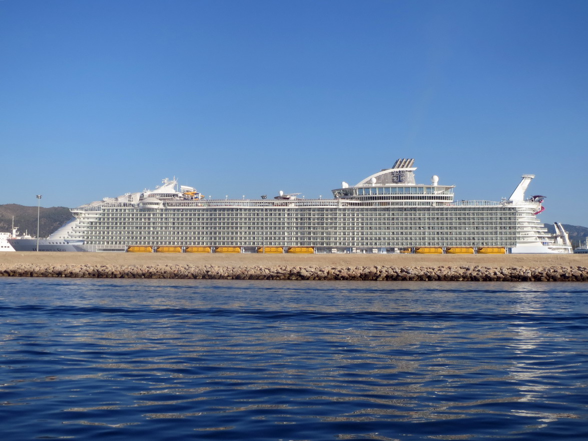 10. Palma, une autre cathédrale ; le Harmony of the Seas, 362 m, 8690 personnes à bord