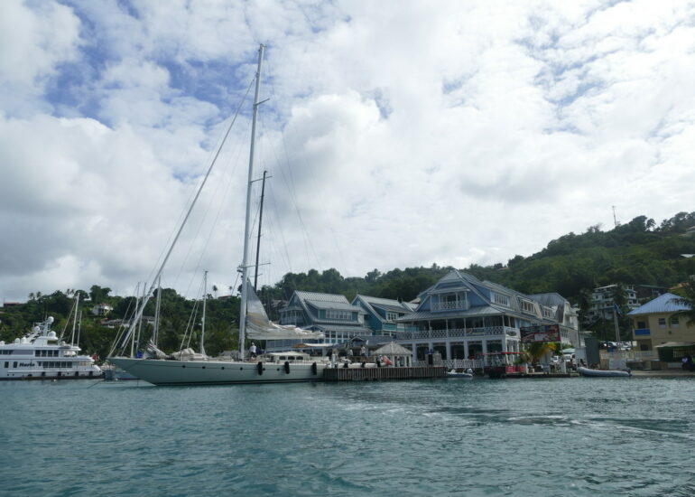 10. Ste Lucie, Marigot harbour, un superbe voilier