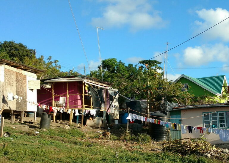 11. Au village de Tarzan à Mayreau, le linge d'une famille nombreuse sèche au soleil