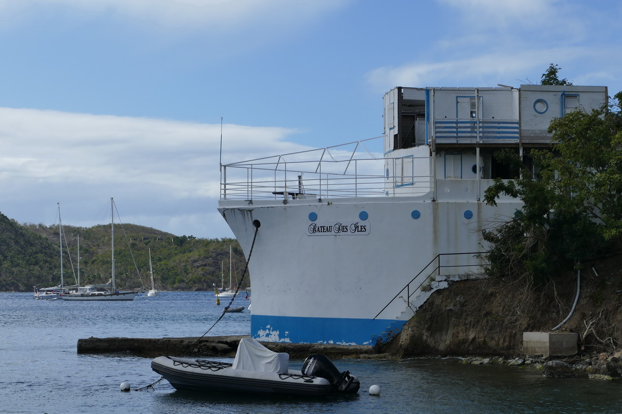 11. L'archipel des Saintes ; une drôle de maison-bateau construite pour l'illustre phototographe Adolphe Catan en 1942