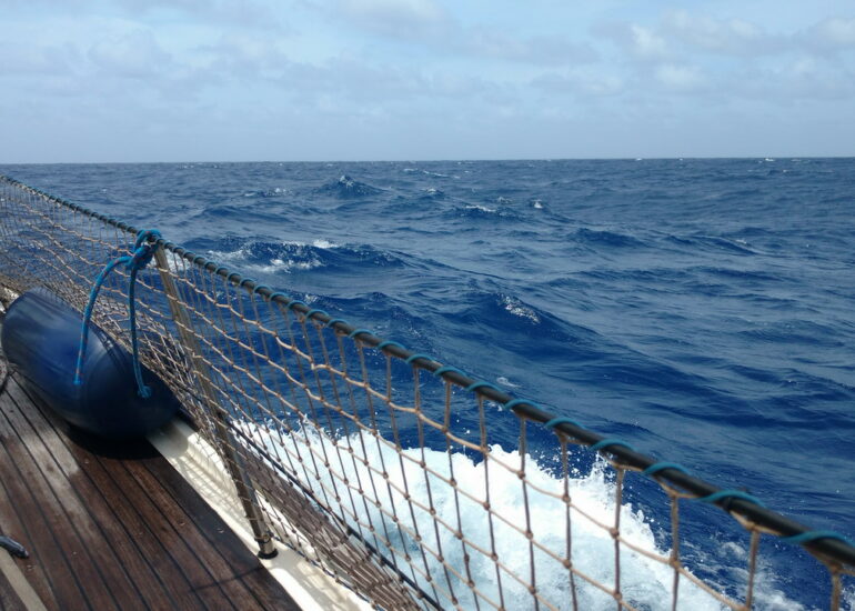 11. Le bateau est poussé au surf par la vague qu'il chevauche