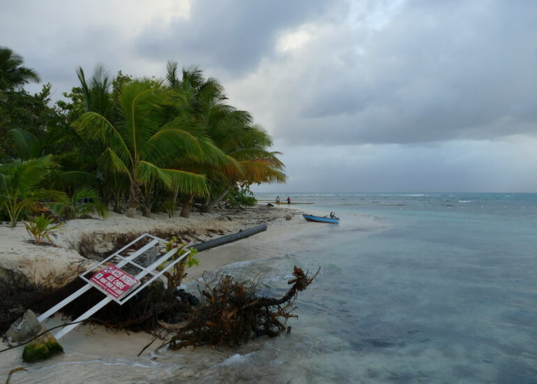 11. L'îlet du Gosier ; traces du cyclone Maria