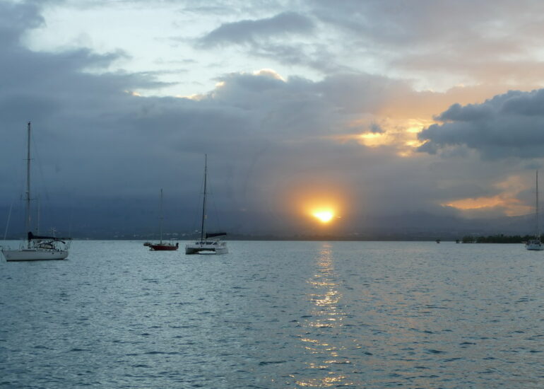 11. Pointe-à-Pitre ; ce n'est pas la Soufrière qui se réveille, juste un coucher de soleil à travers d'épais nuages