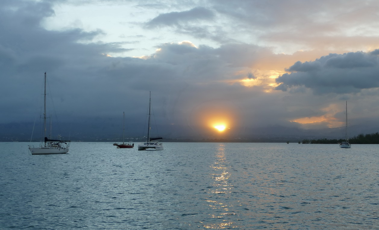 11. Pointe-à-Pitre ; ce n'est pas la Soufrière qui se réveille, juste un coucher de soleil à travers d'épais nuages