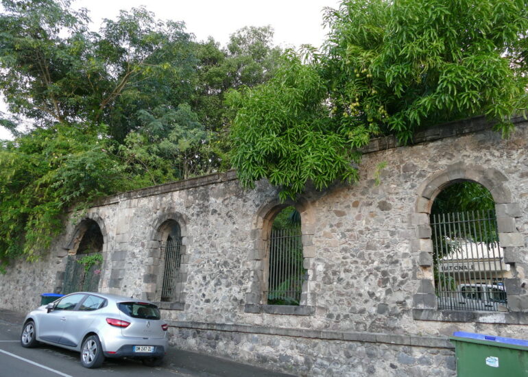 11. Saint-Pierre ; des murs d'avant 1902 sont toujours debout