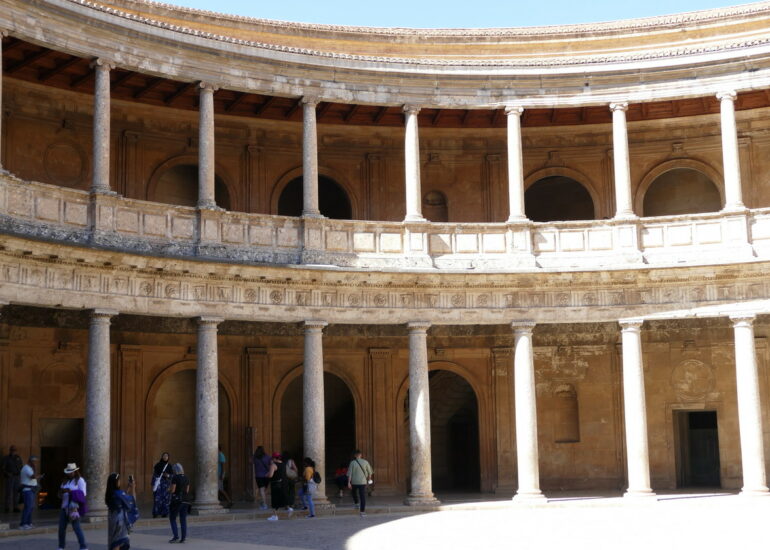 12. Grenade, le palais de Chatles-Quint à l'intérieur de l'Alhambra