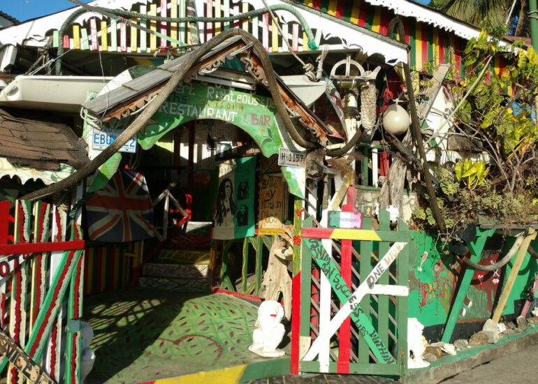 12. Mayreau, village de Tarzan, bar restaurant d'artiste