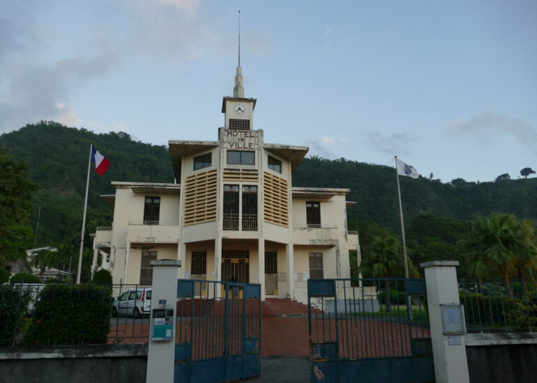 12. Saint-Pierre, la mairie ; pas vraiment un modèle architectural !