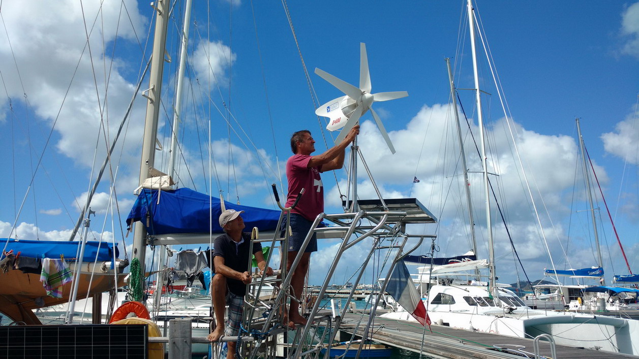 12. St Martin, marina Fort Louis, remplacement des charbons de l'éolienne