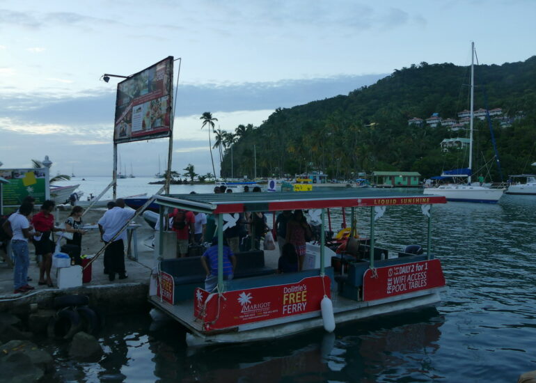 12. Ste Lucie, Marigot harbour, le petit ferry qui conduit au restaurant Dolittle