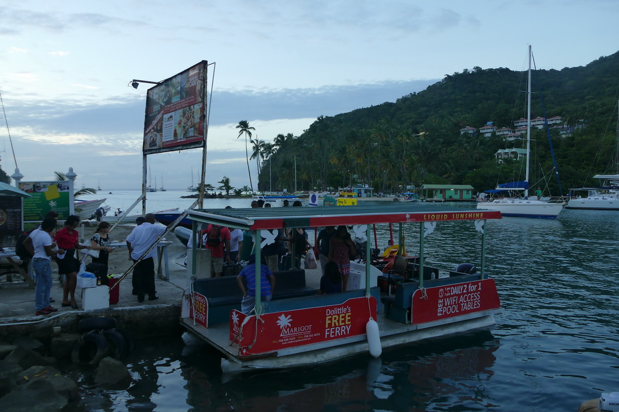 12. Ste Lucie, Marigot harbour, le petit ferry qui conduit au restaurant Dolittle