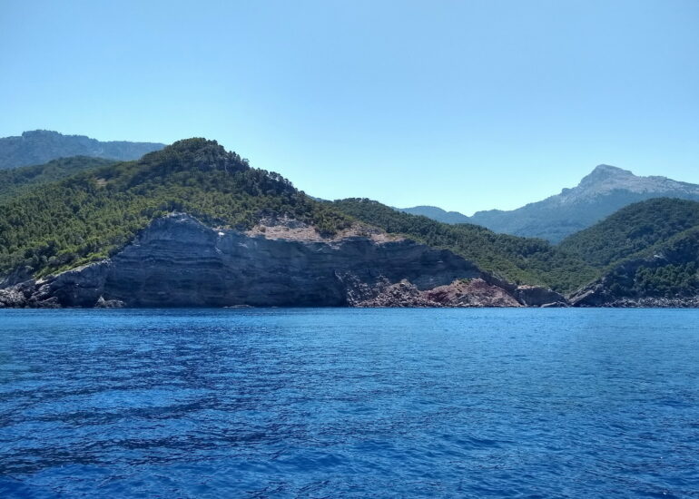 13. La côte montagneuse exposée au NW