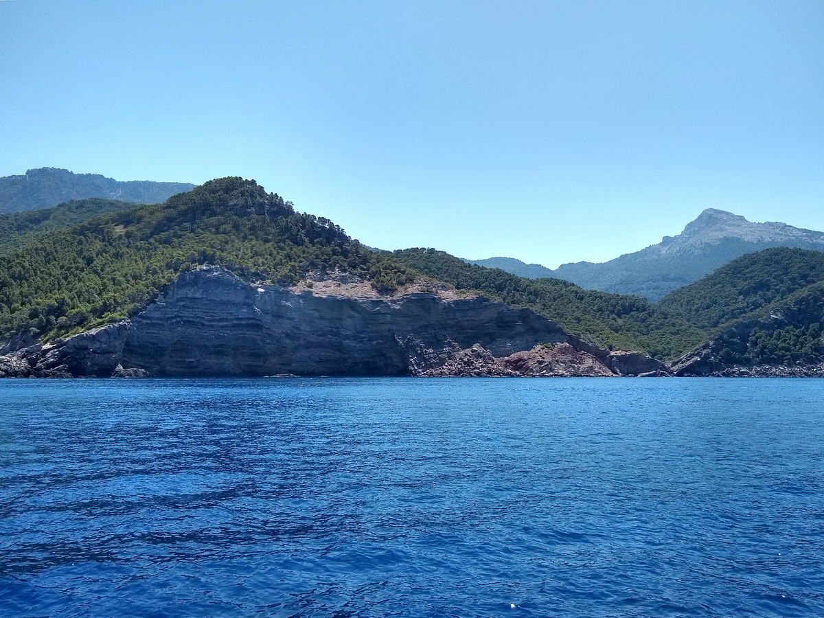 13. La côte montagneuse exposée au NW