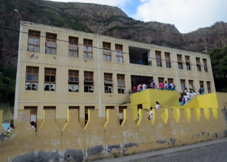 13. Le collège d’Eito dans la montagne