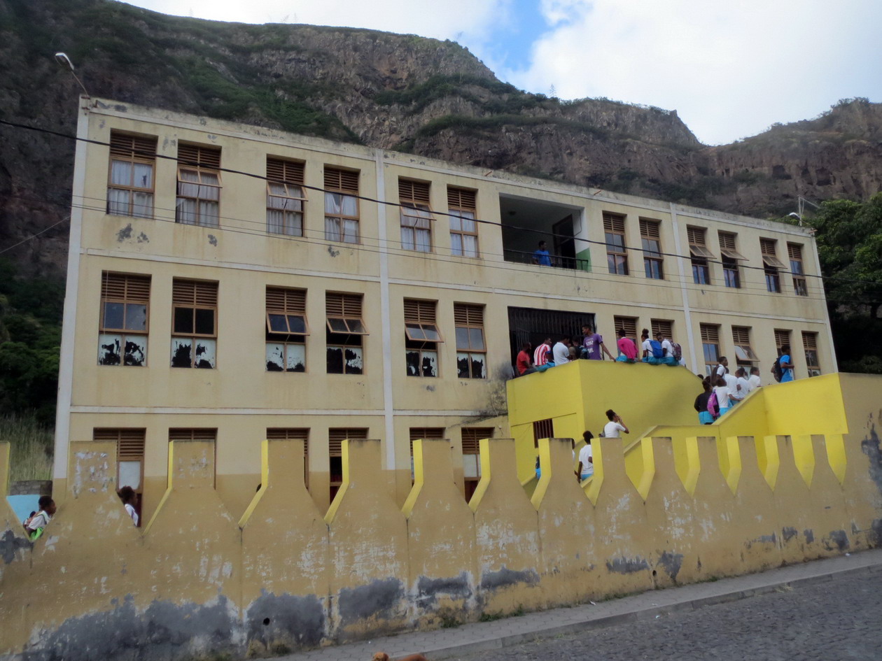 13. Le collège d’Eito dans la montagne