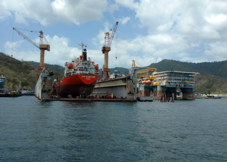 13. Le dock flottant pour la réparation des gros bateaux