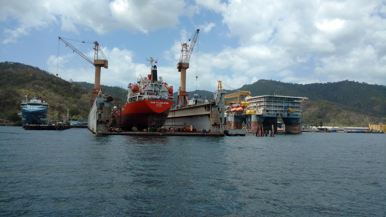 13. Le dock flottant pour la réparation des gros bateaux