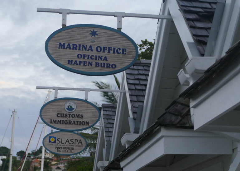 13. Ste Lucie, Marigot harbour, la série des inévitables bureaux