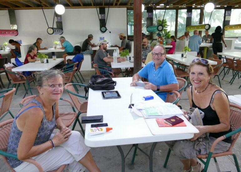 14. Au Tiki, la pizzéria de la marina, avec Patricia et Maurice