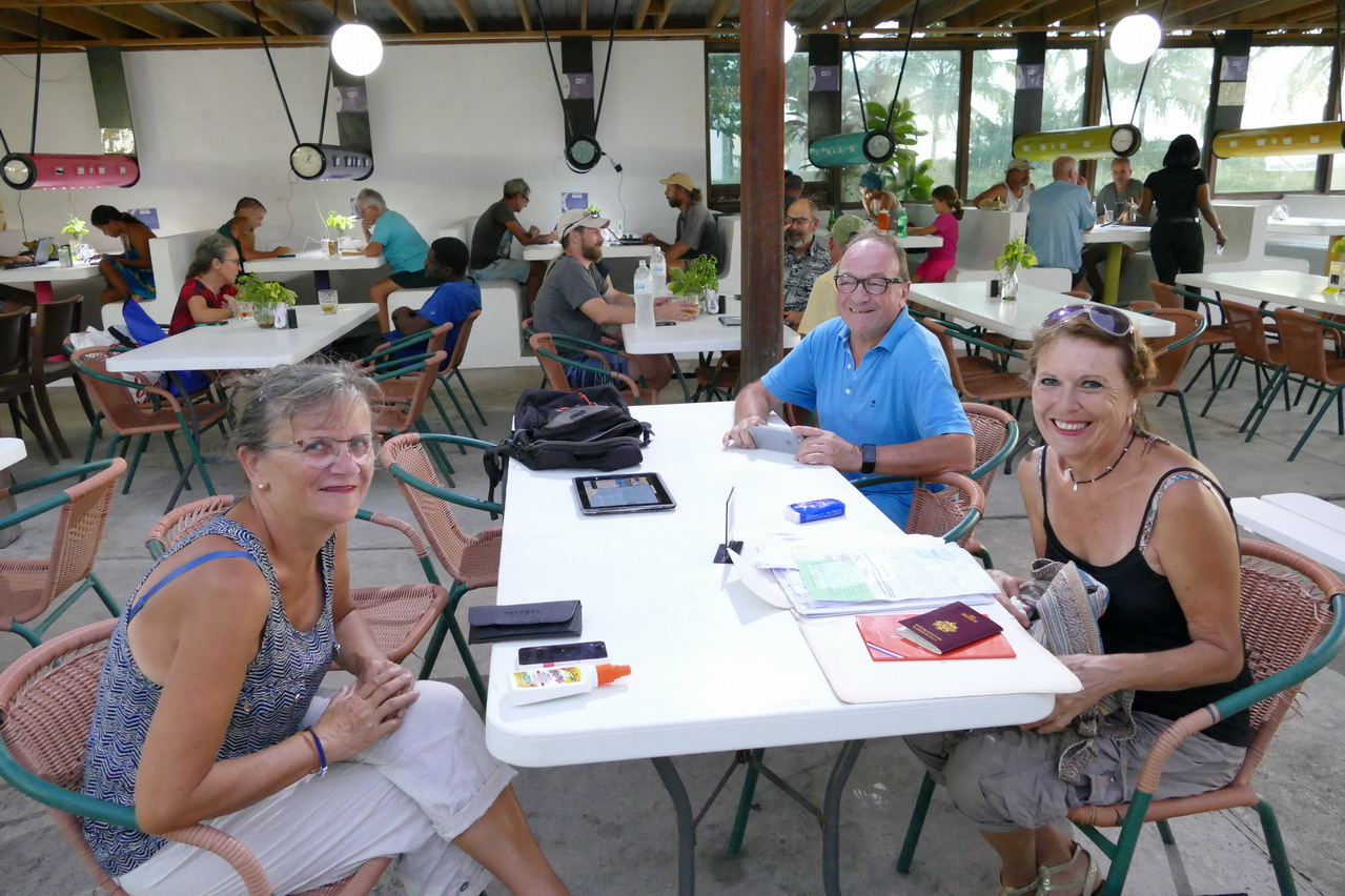 14. Au Tiki, la pizzéria de la marina, avec Patricia et Maurice