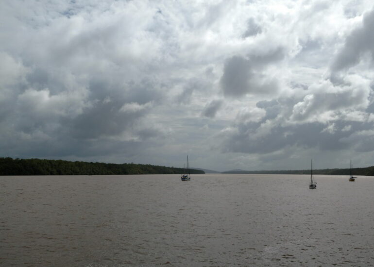 14. Bateaux au mouillage sur le fleuve (Mindelo à gauche)