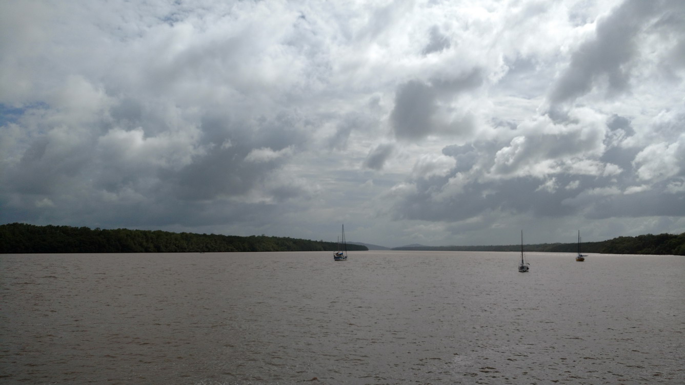 14. Bateaux au mouillage sur le fleuve (Mindelo à gauche)