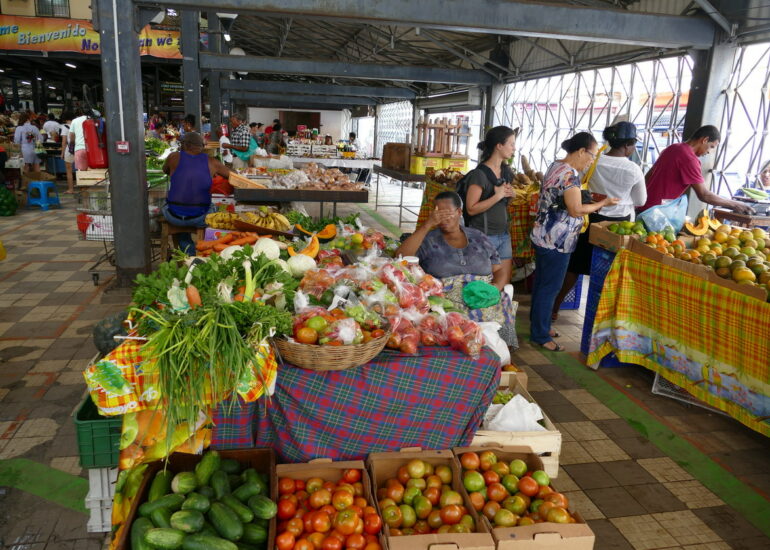 14. Fort-de-France ; le marché couvert