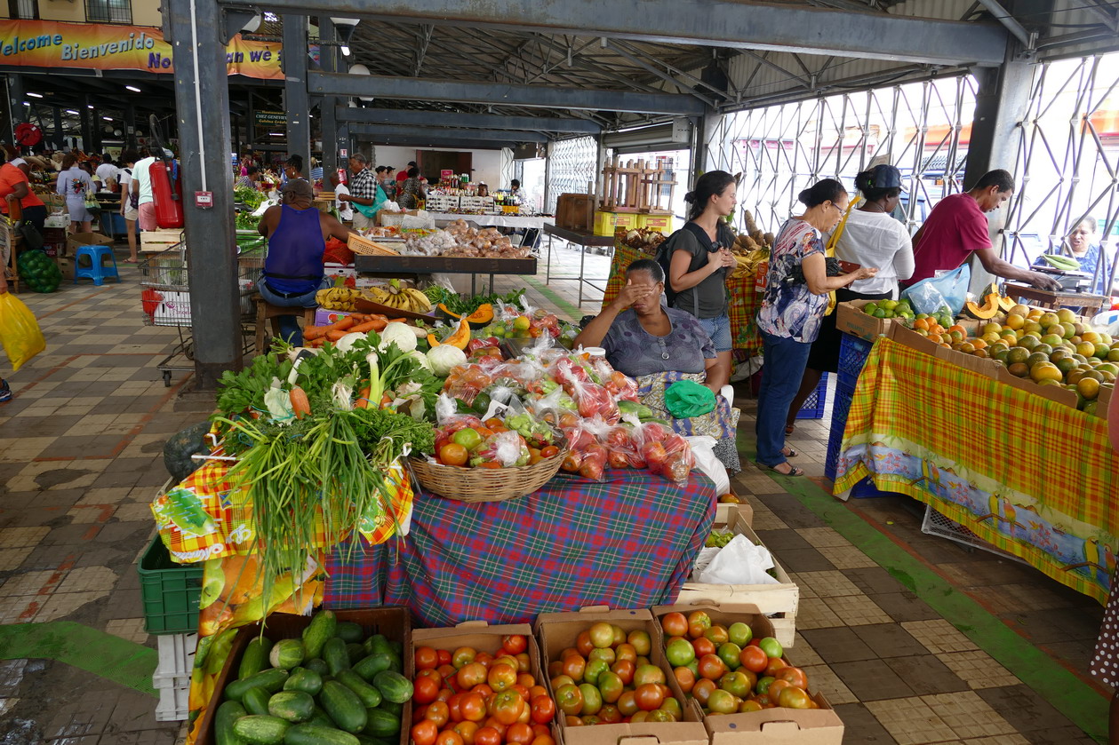 14. Fort-de-France ; le marché couvert