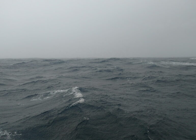 14. La mer, remuée par les bourrasques, est instable