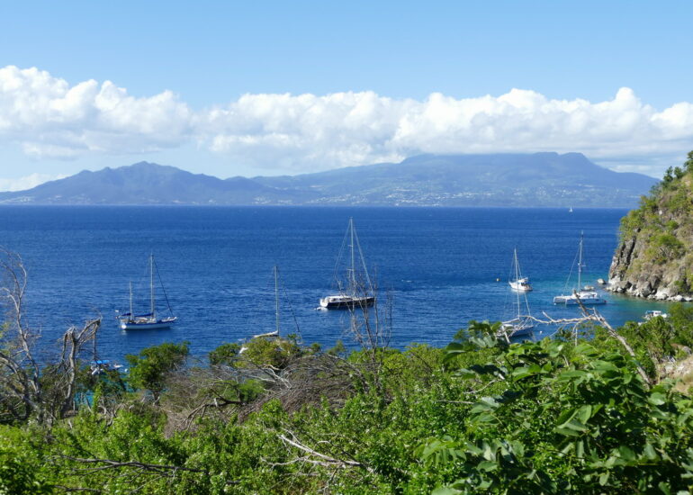 14. L'archipel des Saintes ; Mindelo derrière le Pain de sucre et la Soufrière le nez dans les nuages