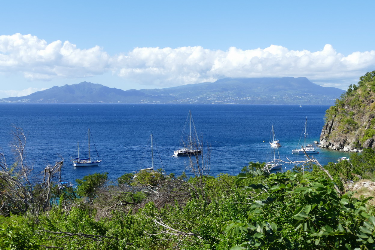 14. L'archipel des Saintes ; Mindelo derrière le Pain de sucre et la Soufrière le nez dans les nuages