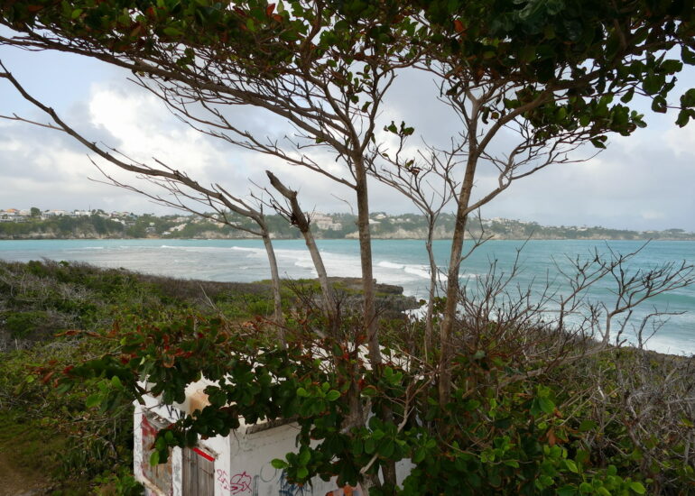 14. L'îlet du Gosier ; la zone de mouillage est fermée par un reef sur lequel se brisent les vagues