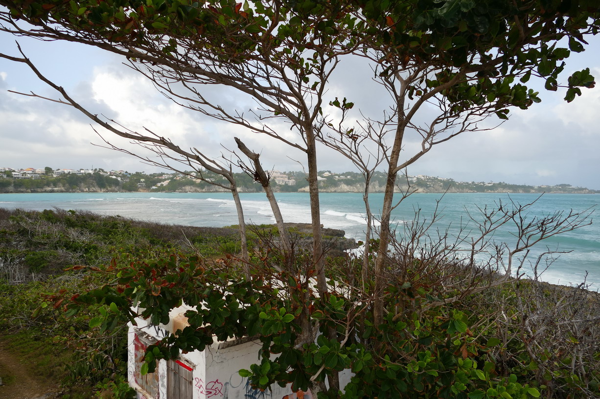 14. L'îlet du Gosier ; la zone de mouillage est fermée par un reef sur lequel se brisent les vagues