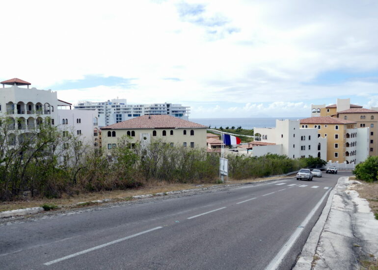 14. Sint Maarten, la frontière du côté de la péninsule des Terres basses, les immeubles poussent comme des champignons