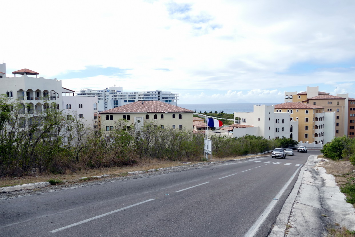 14. Sint Maarten, la frontière du côté de la péninsule des Terres basses, les immeubles poussent comme des champignons