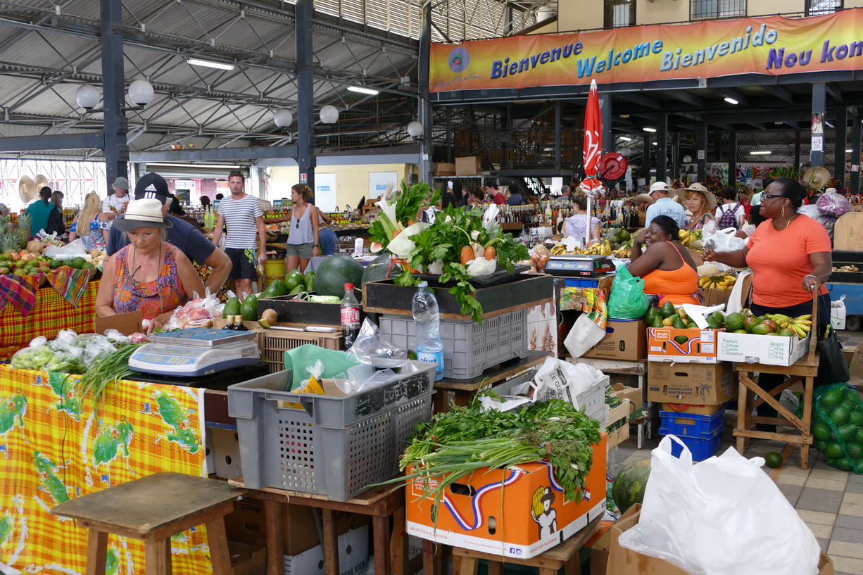 15. Fort-de-France ; le marché couvert