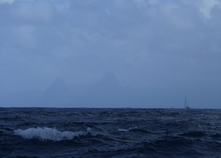 15. Les Pitons de Ste Lucie apparaissent dans le lointain