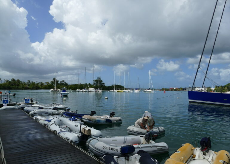 15. Pointe-à-Pitre, la marina du Bas-du-Fort, le ponton à annexes toujours surchargé