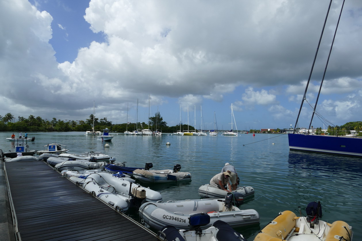 15. Pointe-à-Pitre, la marina du Bas-du-Fort, le ponton à annexes toujours surchargé