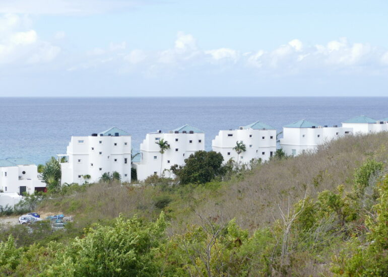 15. Sint Maarten, péninsule des Terres basses, architecture peu engageante