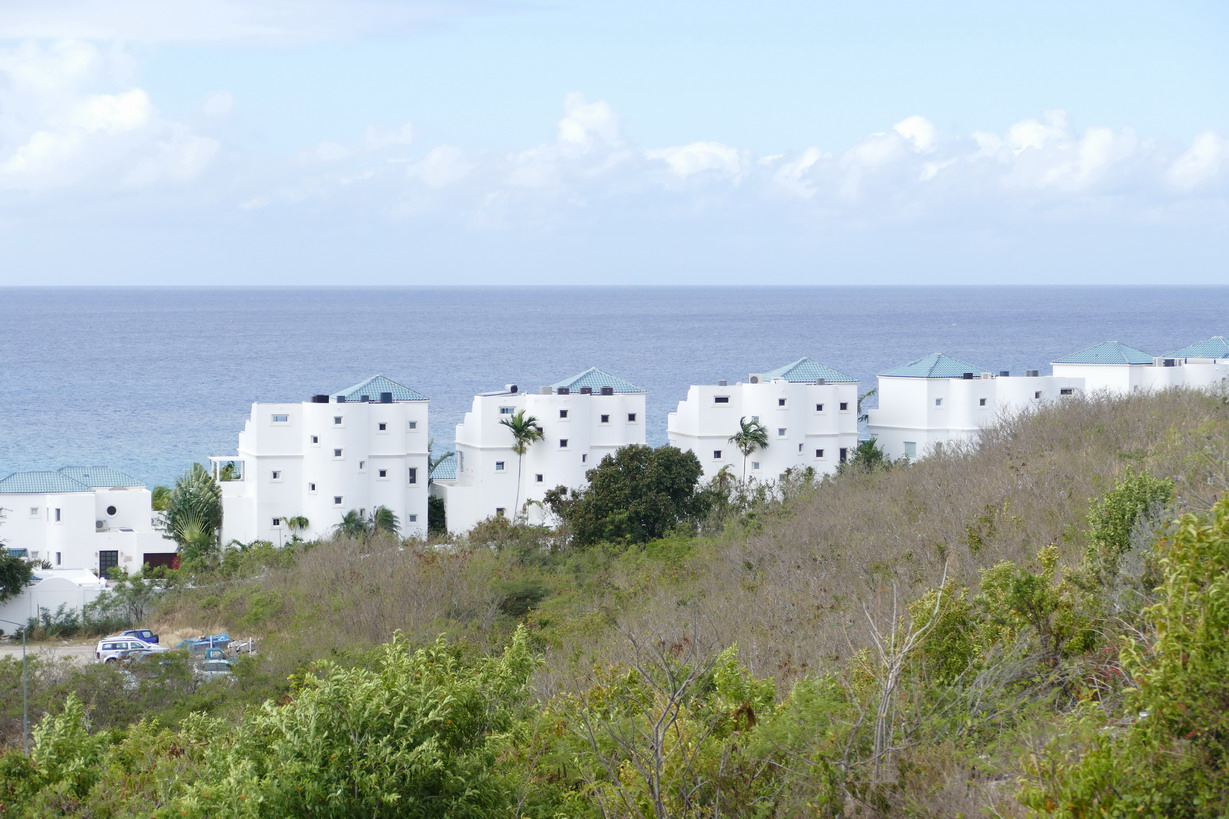 15. Sint Maarten, péninsule des Terres basses, architecture peu engageante