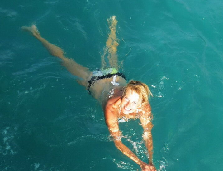 16. Baignade autour du bateau