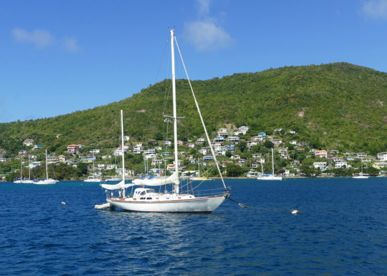 16. Bequia, Admiralty bay, vue vers le nord, un petit yawl anglais